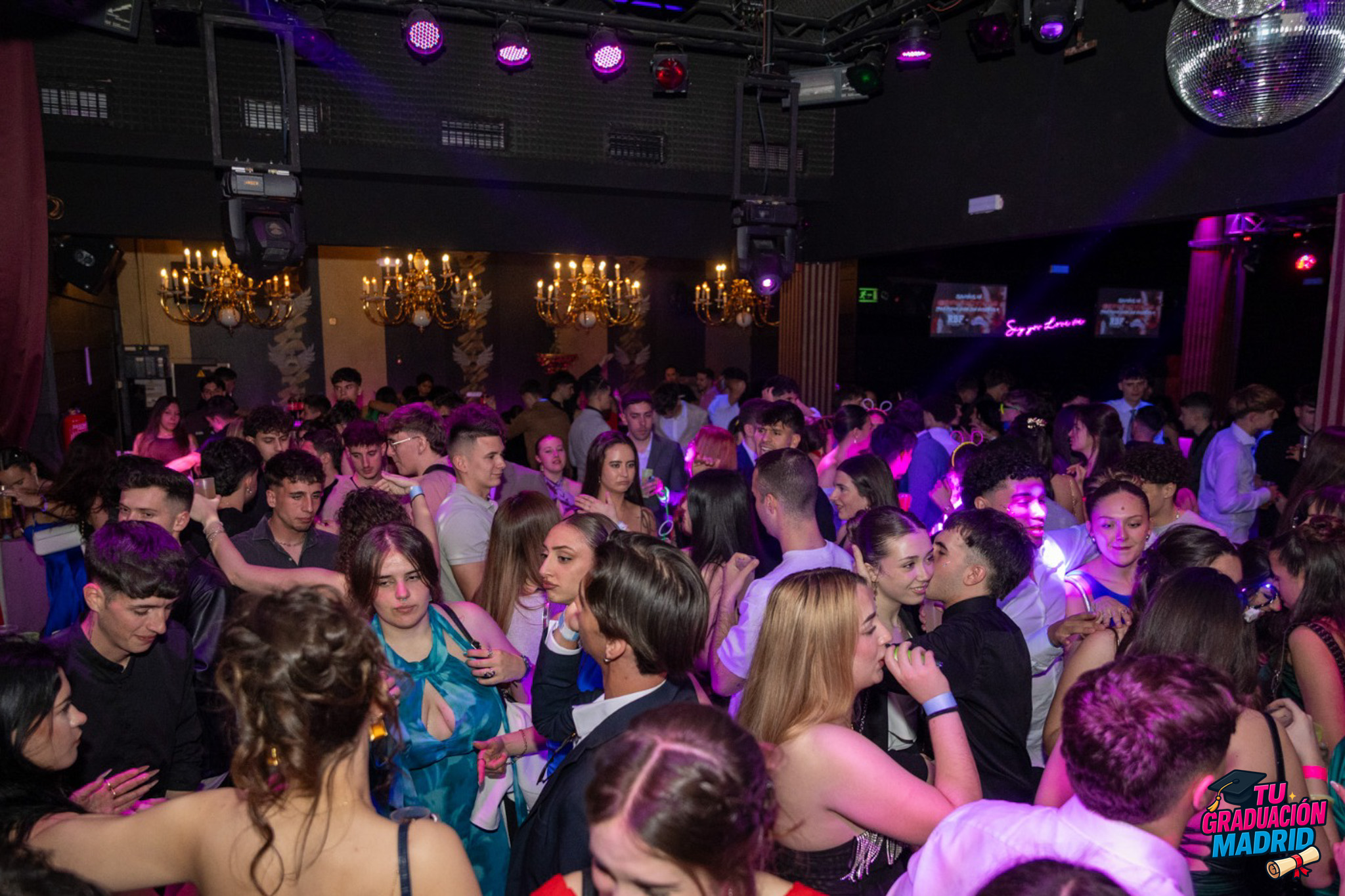 Fiesta de graduación con barra libre y DJ